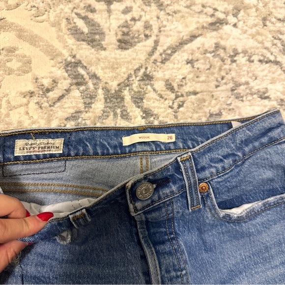 Levi's Wedgie Jeans Blue Wash Distressed Ankle Fit Size 26 Women’s - Picture 6 of 9